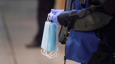 La vuelta al trabajo presencial en Madrid para muchos empleados trae menos demanda de mascarillas de lo esperado