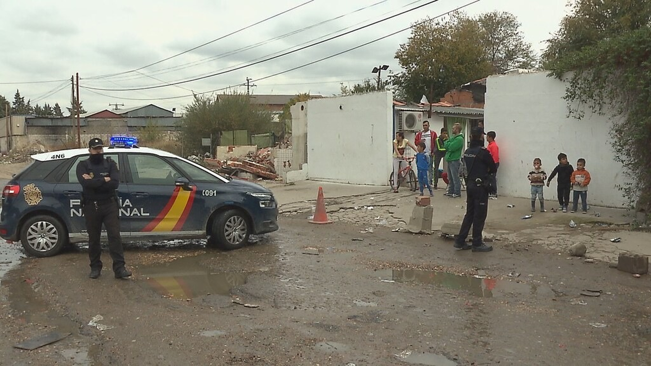 Cuarentena en la Cañada Real, con la Cruz Roja dando kits de alimentación e higiene personal