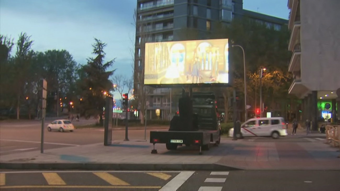 Villacís presenta 'Cine de Balcón' y homenajea a los sanitarios