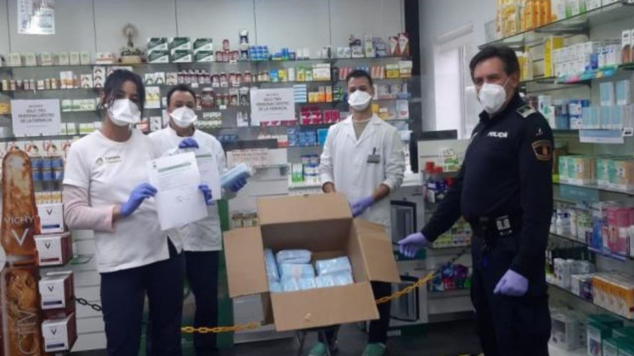 La Policía Local de Villanueva de la Cañada entrega mascarillas a un farmacia
