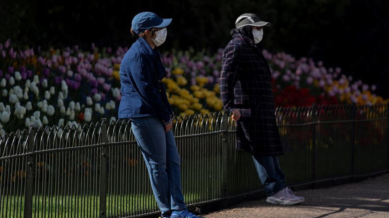 Dos personas en un parque de Londres