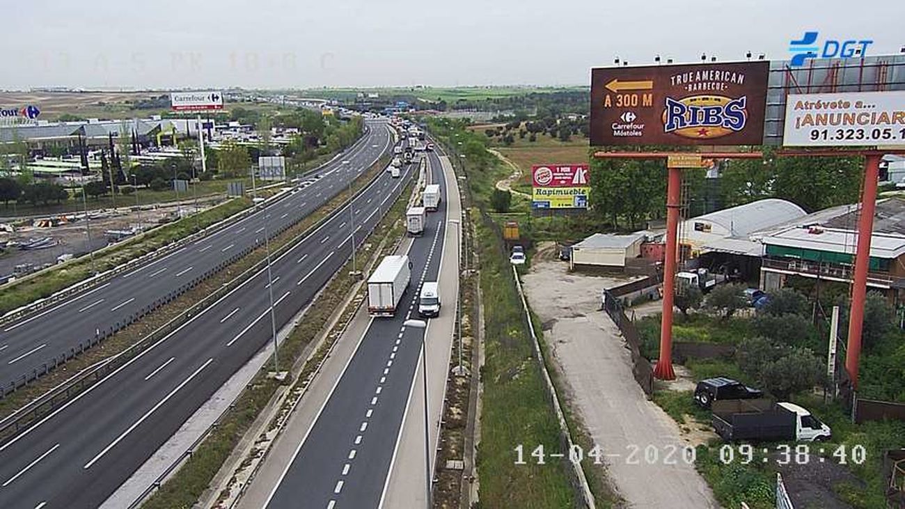 Atasco en la A-5 por el accidente de un camión