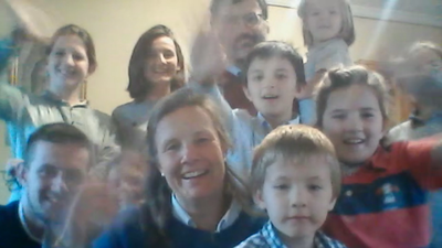 Así pasan la cuarentena Leonor, Paco y sus diez hijos en Pozuelo