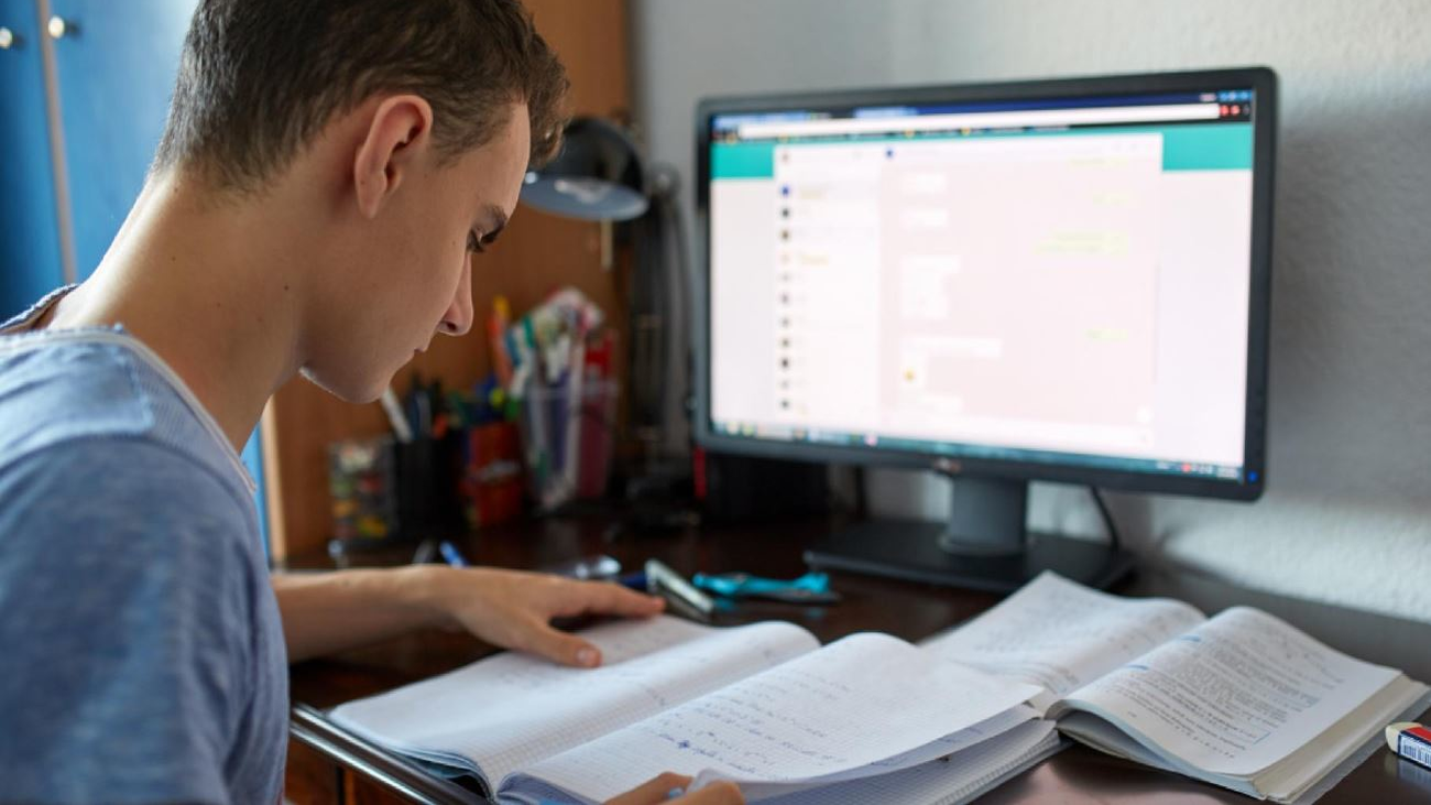 Los estudiantes retoman la actividad escolar de nuevo... desde sus habitaciones