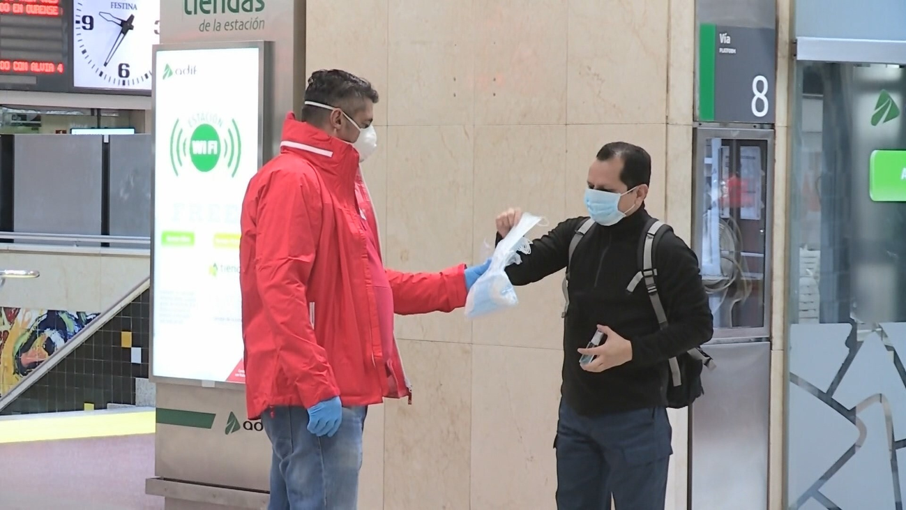 Casi un millón y medio de mascarillas se han repartido en dos días en Metro y EMT