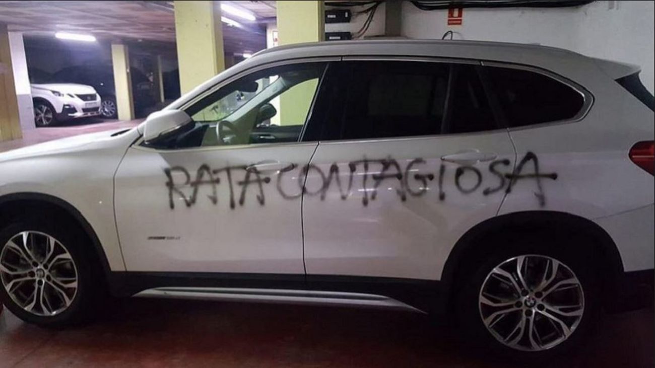 Pintan 'rata contagiosa' en el coche de una médica de Barcelona