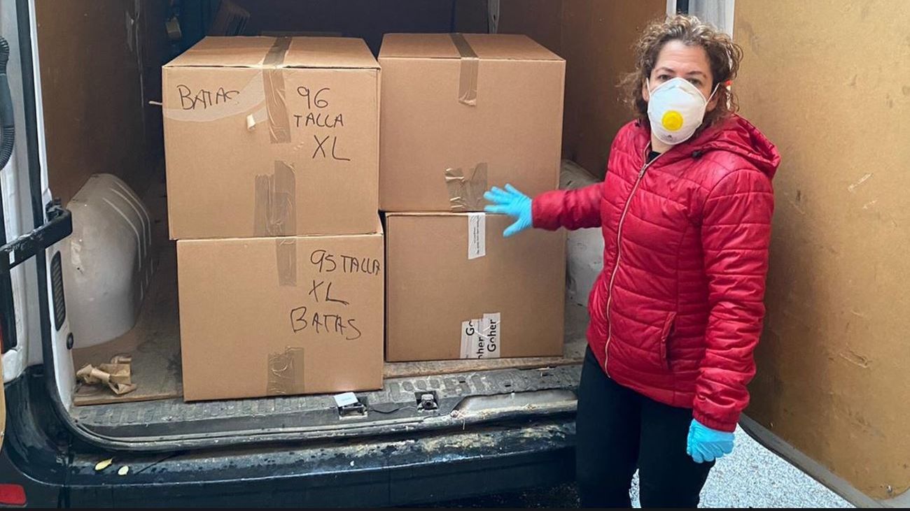 Alcalá entrega al Hospital Príncipe de Asturias 1.820 batas elaboradas por voluntarios