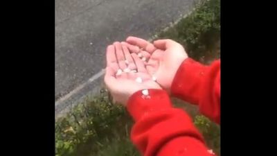 La lluvia y el granizo en Madrid regalan otro espectáculo para 'aliviar' el confinamiento