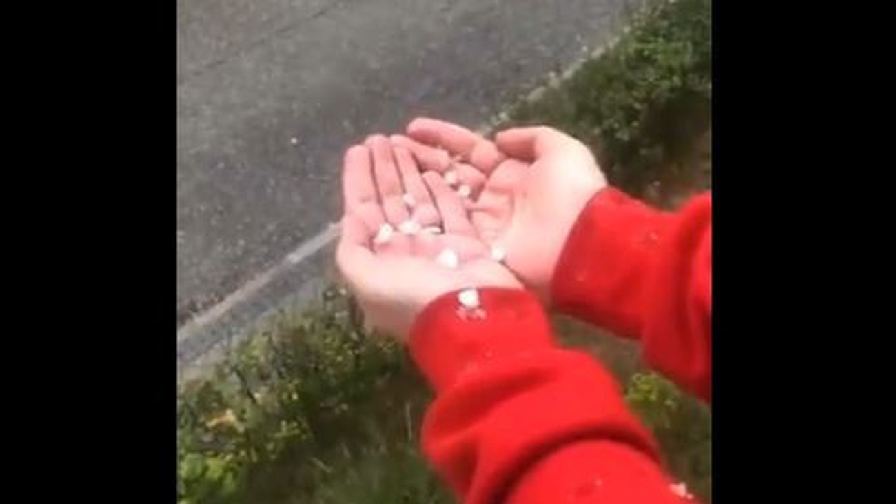 La lluvia y el granizo en Madrid regalan otro espectáculo para 'aliviar' el confinamiento