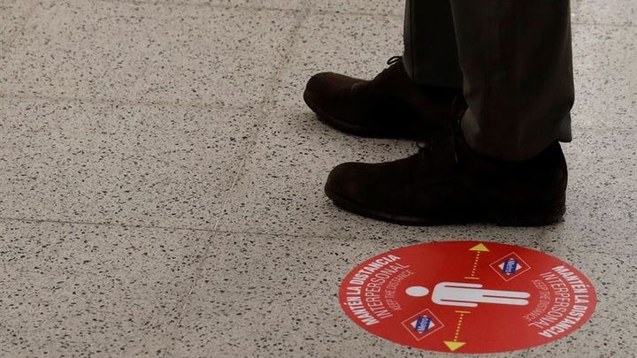 Pegatina en el metro de Madrid para marcar distancias contra el coronavirus