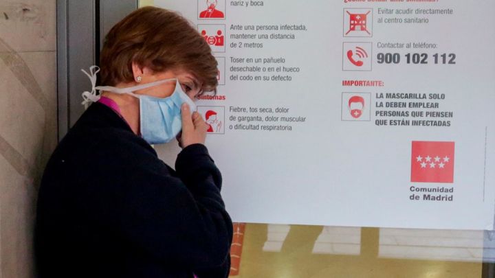 El proyecto pionero 'SafeHands' propone utilizar el brazalete 'Immotouch' para monitorizar el contacto facial / Archivo