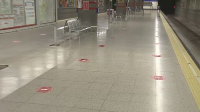 Metro de Madrid ya marca la distancia que hay que mantener para evitar contagios de coronavirus