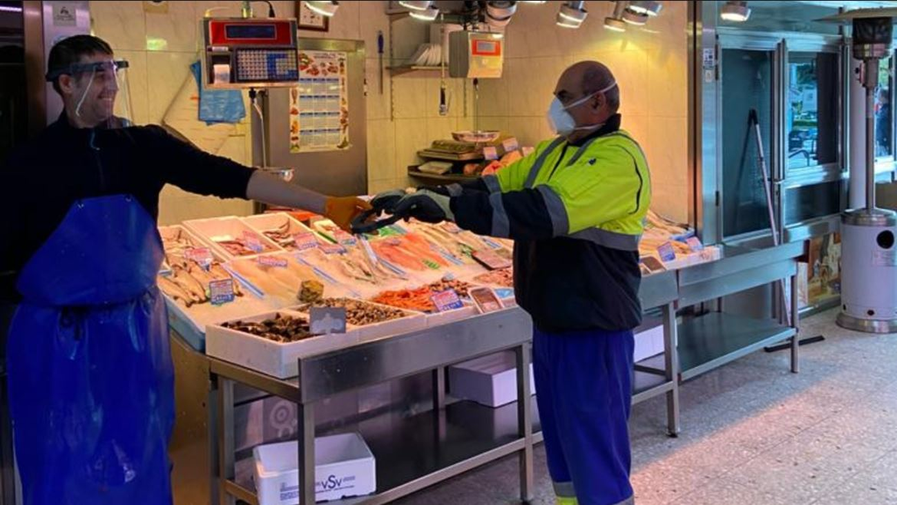 Fuenlabrada reparte viseras de protección para el comercio local