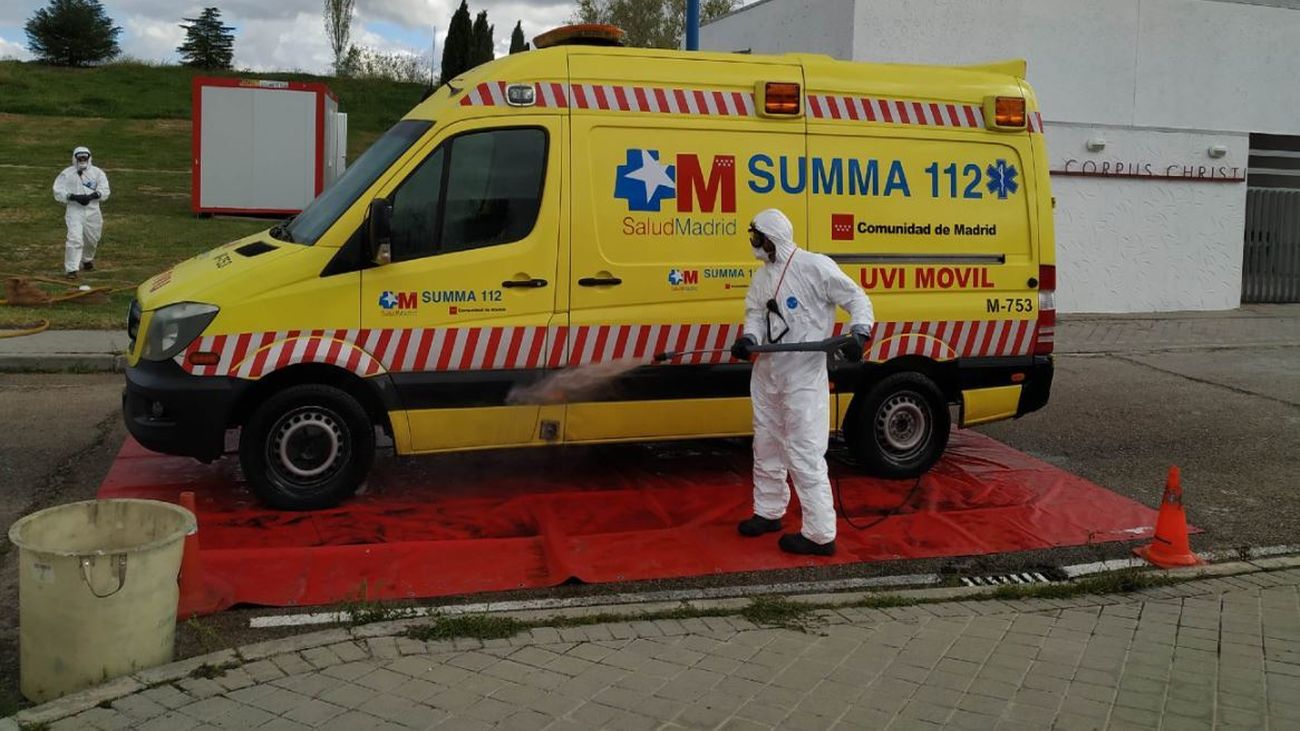 Bomberos de Leganés desinfecta una ambulancia