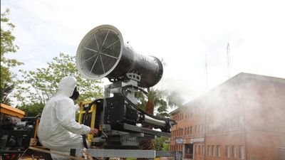 La UME descontamina Getafe con un cañón de nieve adaptado