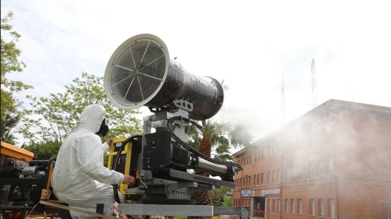 La UME descontamina Getafe con un cañón de nieve adaptado