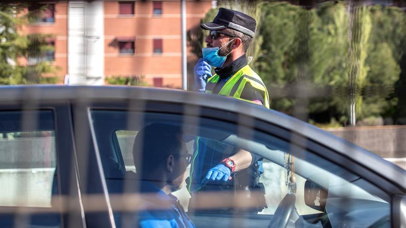 Miembros de la policía municipal de Madrid realizan un control de carretera para evitar el desplazamiento a segundas residencias