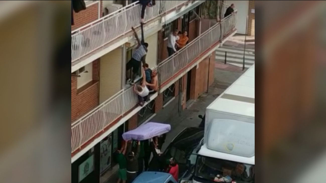 Impiden que un vecino se tire al vacío en Fuenlabrada