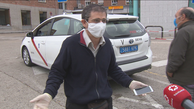 Los taxistas madrileños, asfixiados por la crisis del covid-19