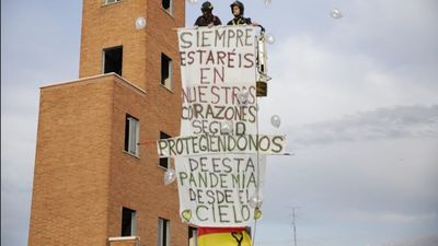 Emotivo homenaje de los bomberos de Madrid en Usera a los fallecidos por coronavirus
