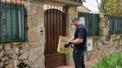 Valdeolmos-Alalpardo entrega a su vecinos mascarillas y guantes