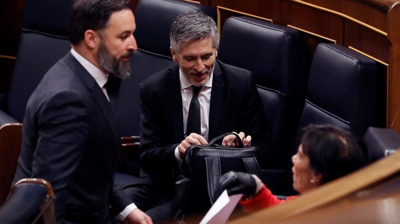 El líder de Vox, Santiago Abascal, pasa en el Congreso ante los ministros de Interior, Fernando Grande-Marlaska (c) y la titular de Educación, Isabel Celáa