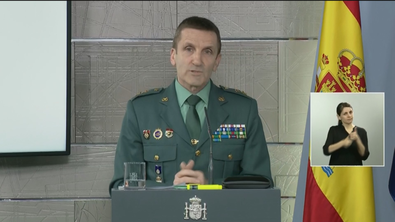 Aplauso al general de la Guardia Civil tras la polémica por sus palabras sobre los bulos contrarios al gobierno