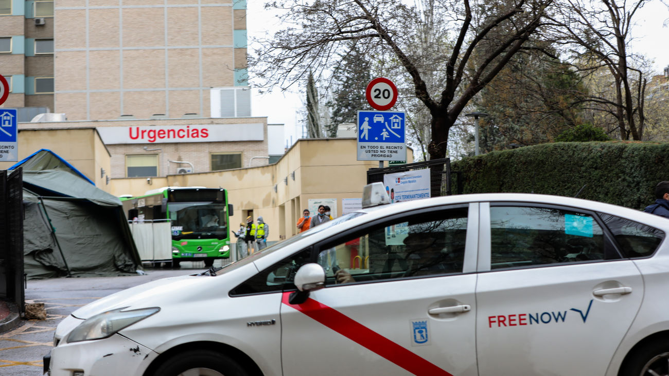 Un taxi frente al Hospital Gregorio Marañón