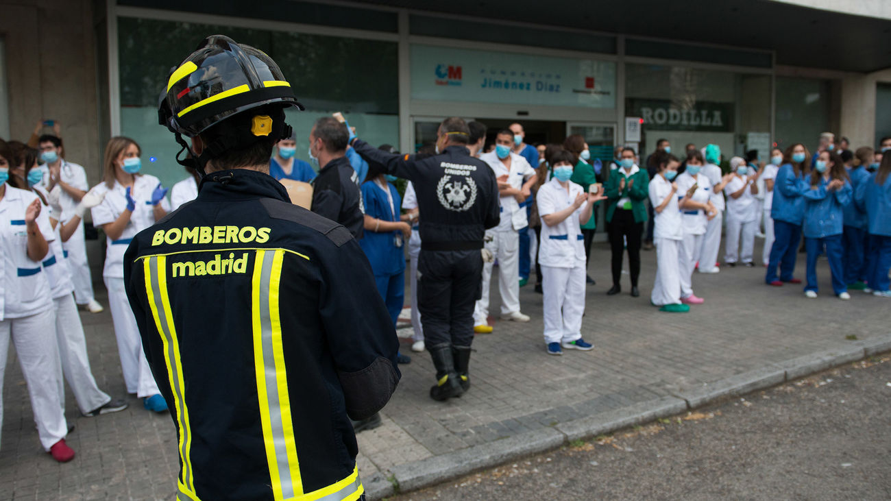 Los Bomberos homenajean al personal sanitario de la Fundación Jiménez Díaz