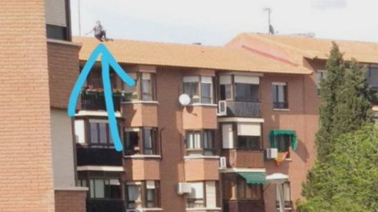 Un vecino de Pinto sale al tejado de su casa para “tomar el aire”