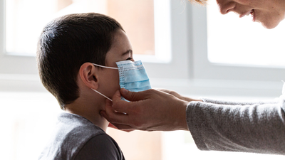 ¿Deben usar los niños las mascarillas para salir a la calle?