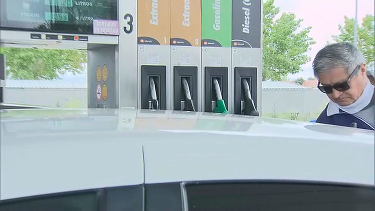 El precio de la gasolina y el gasóleo sigue cayendo en picado