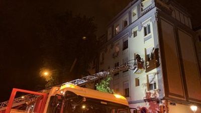 Una familia hospitalizada y 12 personas atendidas en un incendio en el Paseo de la Chopera