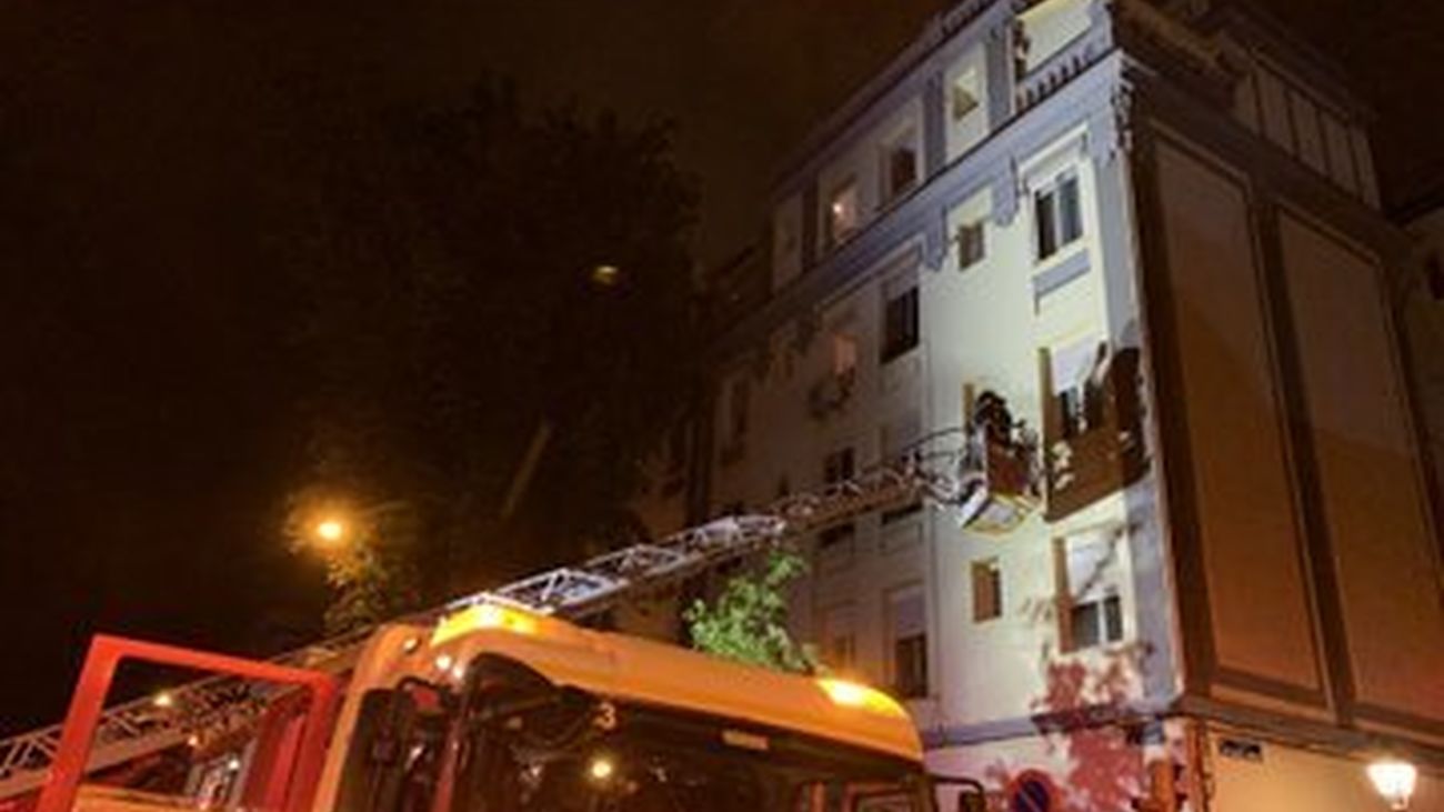 Rescate de los bomberos en el incendio del Paseo de la Chopera