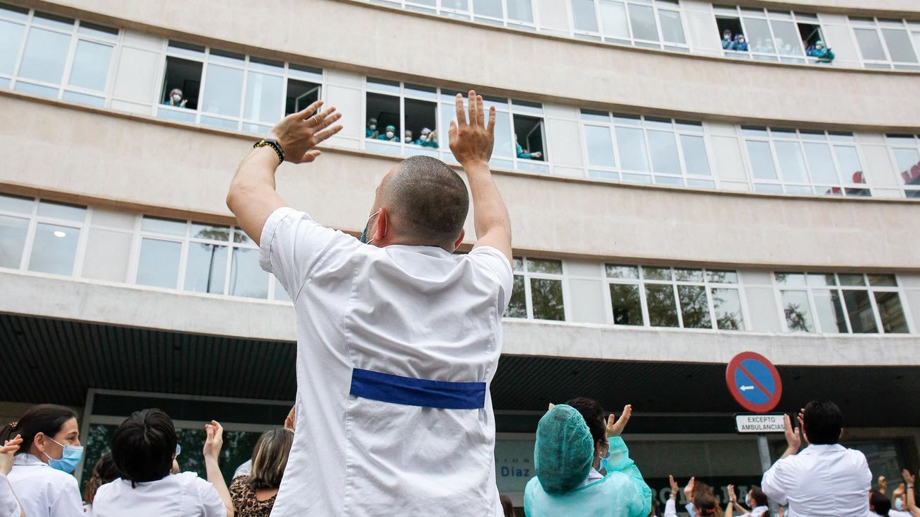 Sanitarios de la Fundación Jiménez Díaz saludan a los pacientes