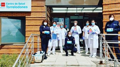 La Policía de Torrelodones dona mascarillas y tablets al centro de salud municipal