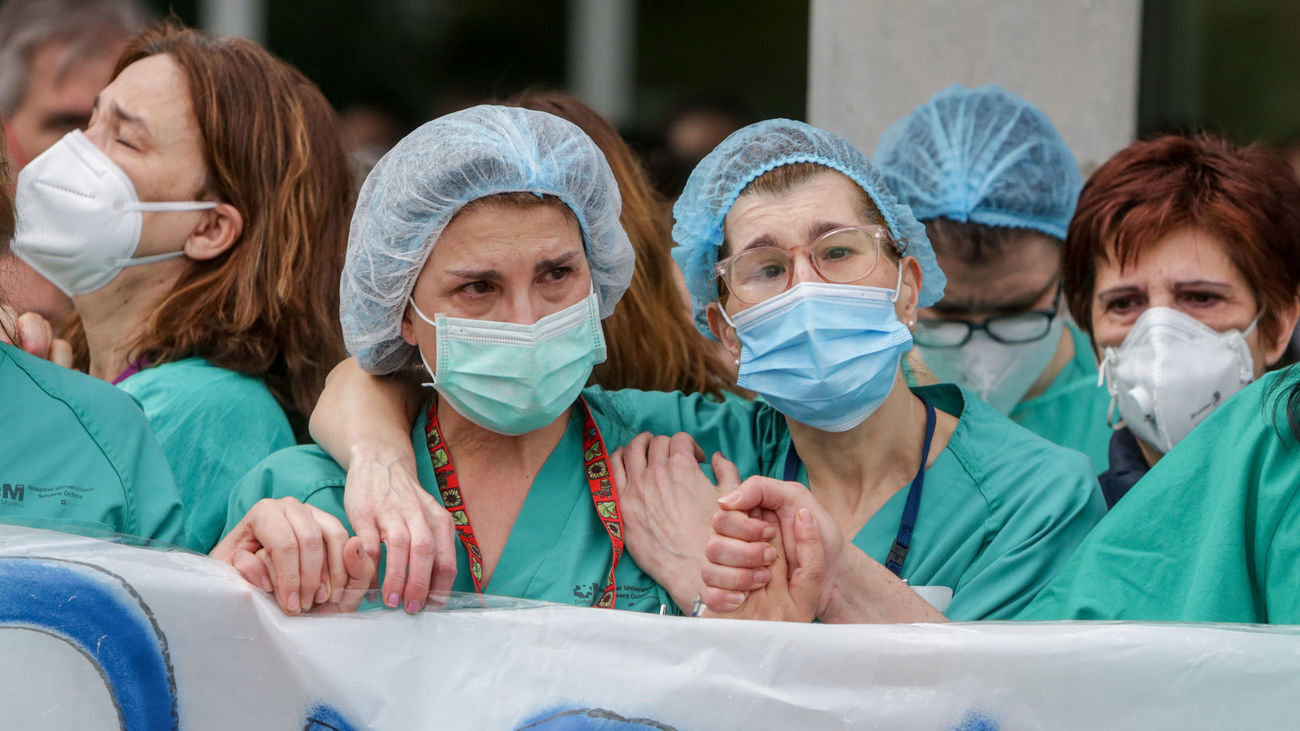Sanitarios del Hospital Severo Ochoa de Leganés durante el homenaje a un enfermero fallecido por Covid-19