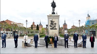 Alcalá recuerda a Cervantes con una corona como símbolo contra el coronavirus