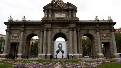 Un crespón negro en la Puerta de Alcalá para recordar a los fallecidos por el coronavirus