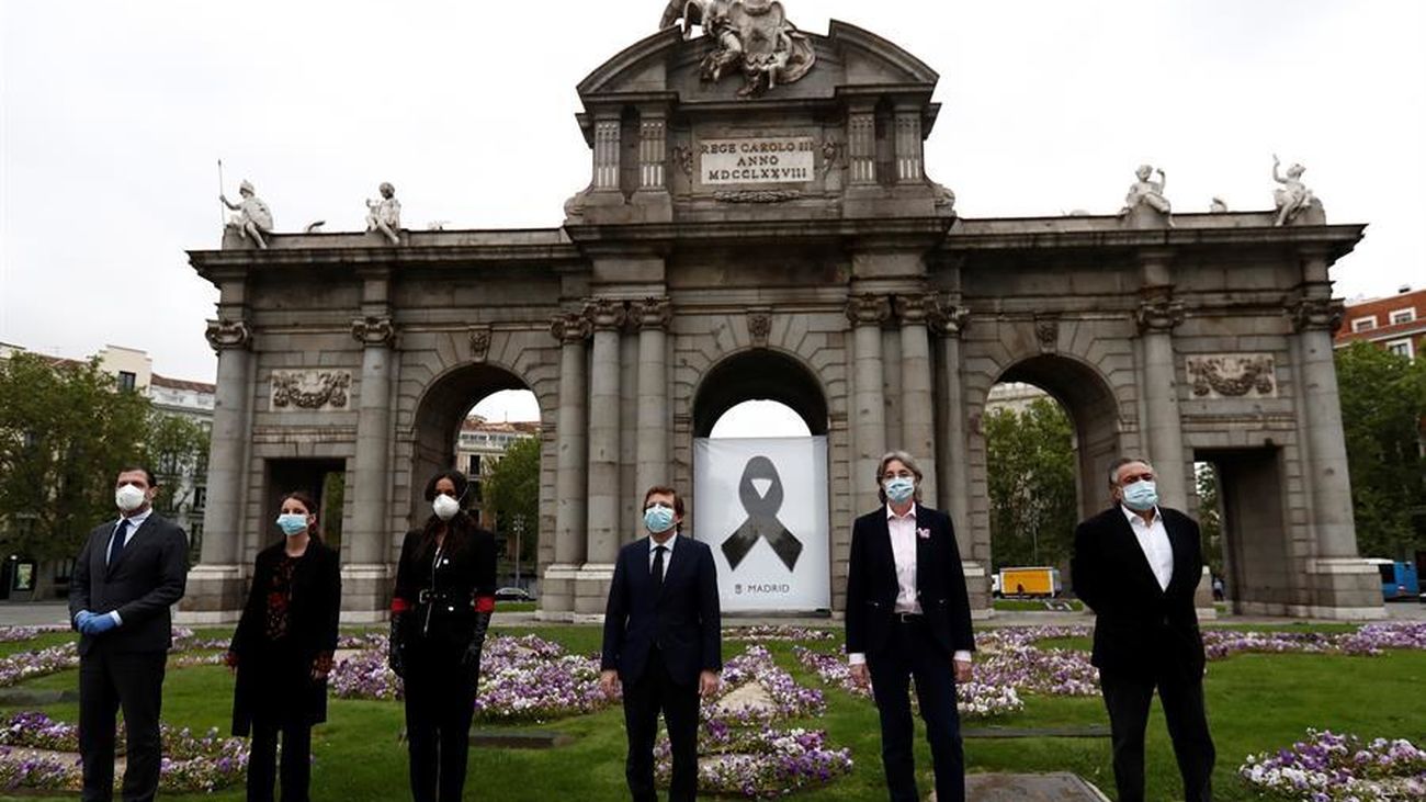 Martínez-Almeida, Villacís y portavoces de grupos municipales guardan minuto de silencio por los fallecidos por coronavirus