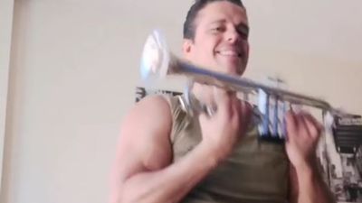 La música de trompeta que anima a muchos vecinos de Carabanchel