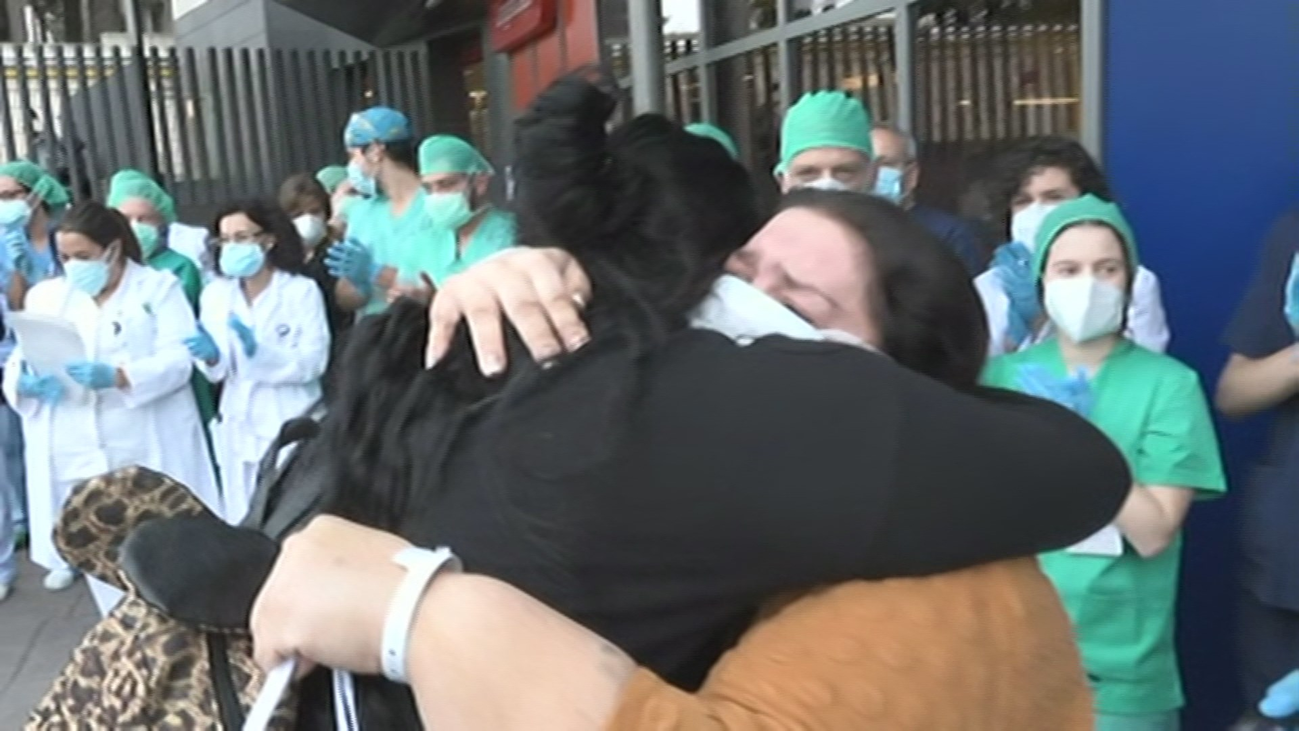 El emotivo reencuentro entre madre e hija después de pasar 30 días en la UCI