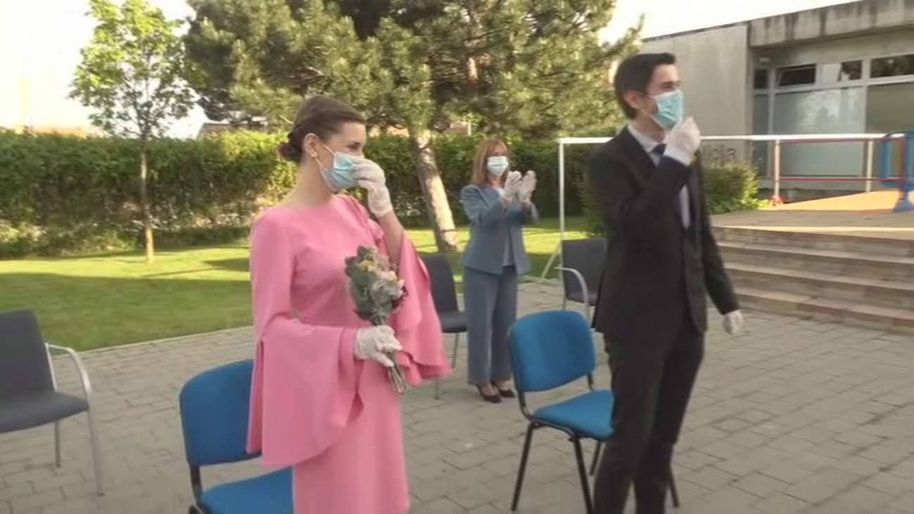 Se casan en directo, y en pleno confinamiento, en Colmenar Viejo