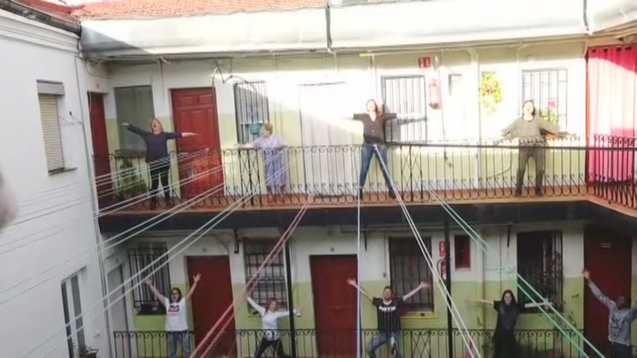 Convierten su corrala en un auténtico espectáculo musical en La Latina