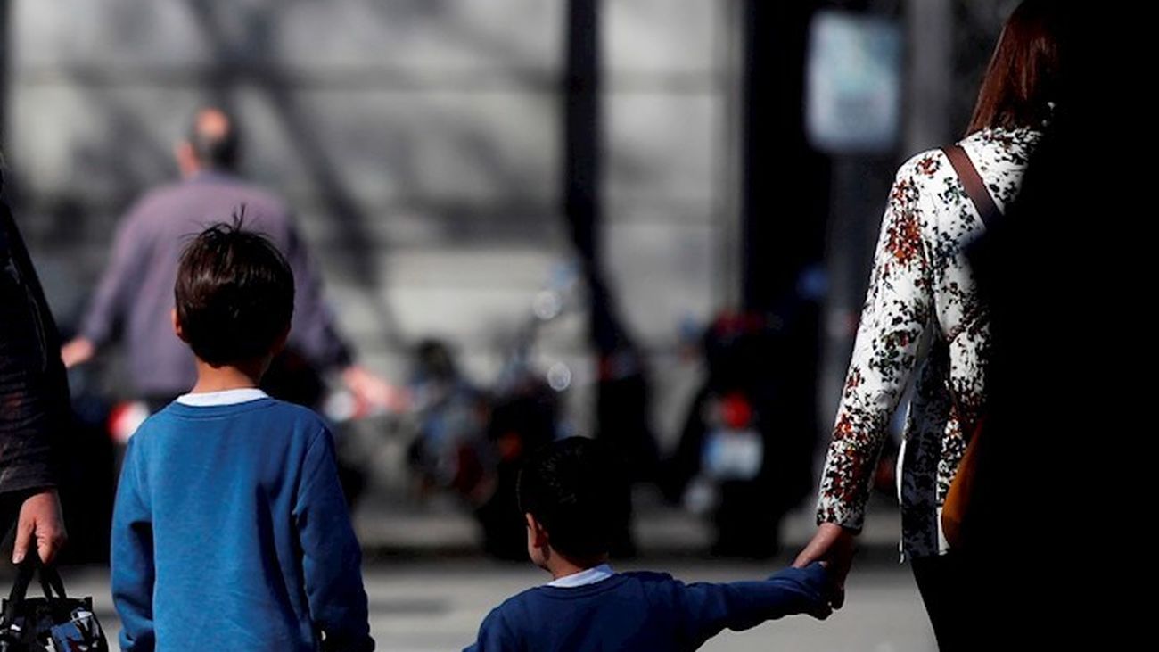 Una madre con sus dos hijos