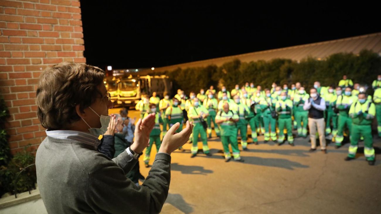 El alcalde de Madrid felicita a los empleados de recogida de residuos
