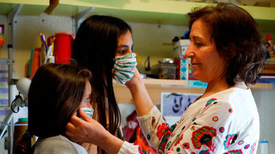 El Defensor del Pueblo  ve "justificado" que los alumnos usen mascarilla en el recreo