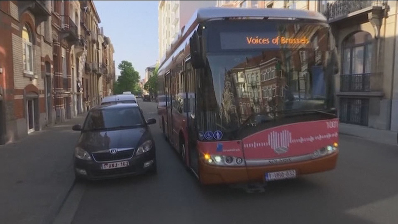 El bus del amor recorre Bruselas para paliar el aislamiento