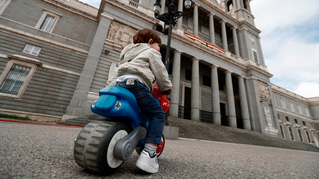 Los niños toman las calles en Madrid con sus parques cerrados