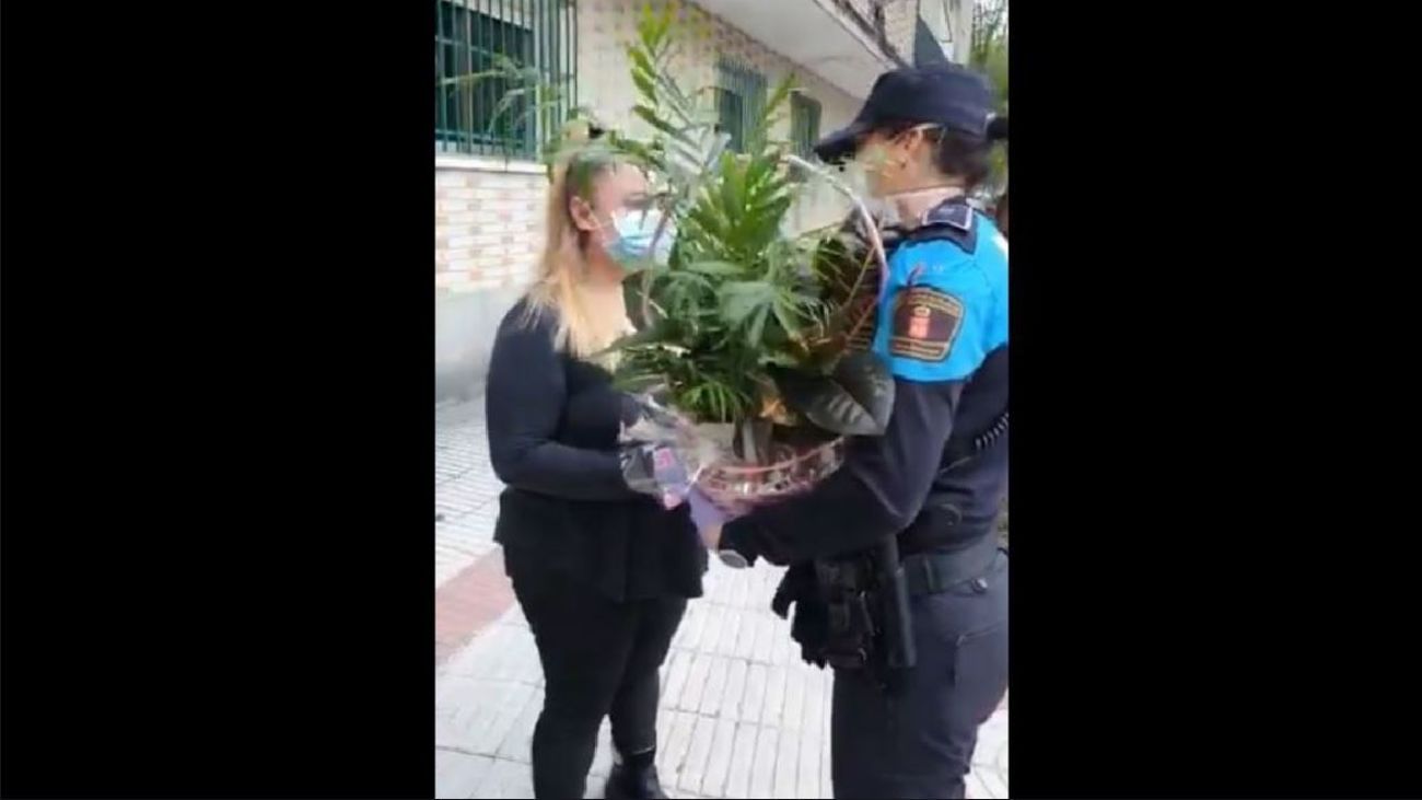 La Policía Local de Alcorcón entrega un obsequio a una sanitaria